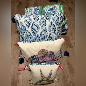King size Lilly Pulitzer quilt, shams and 3 Pillows